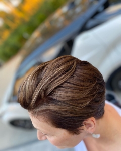 Kolor na całości, refleksy na grzywce, strzyżenie