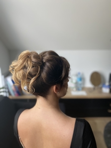 Wysoki, luźny kok z długich włosów